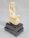 Antiga escultura em Marfim retratando faraó egípcio com oferendas. Primeira metade do séc.XX. Base em chifre. Med. 13 x 7 x 5 cm