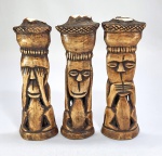 CONGO, África - Conjunto com três (3) antigas esculturas em osso com aplicações de búzios naturais representando os 3 macacos sábios: Não falo, Não ouço e Não vejo. Med. 14 cm.