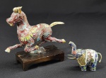 Duas peças em cloisonné chinês, sendo cavalo sobre pomba e pequeno elefante. Medida do maior: 13 x 12 e 7 x 6 cm.