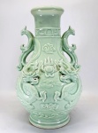 Grande vaso em porcelana chinesa, esmalte CELADON com figuras de Dragões e pérola sagrada orientais em alto relevo. Alças no formato de Fênix. Marca azul no fundo. Med. 45 cm.