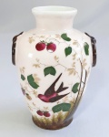 VIEUX PARIS - Antigo vaso em porcelana francesa decorada com pintura de pássaro, folhagens e frutos em policromia com realces a ouro, sobre fundo rosado. Sem marca. Alças moldadas. Med. 16 x 11cm.