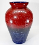 RAVAGNANI - Grande vaso em vidro decorado com relevos sob esmalte vermelho e azul, tendo na frente, oração de SÃO JORGE lapidada. Med. 41 x 26 cm.