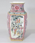 Vaso em porcelana chinesa, período Republicano (1912 a 1949) decorado com damas da corte, árvores e pagodes delicadamente pintados em esmalte Yangcai sobre fundo rosa. Marca apócrifa no fundo. Med. 25 x 13 x 09 cm.