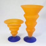 Par de vaso floreira em vidro fosco moldado amarelo com pés azuis. Medindo o maior 12cm de diâmetro x 20cm de altura. Ambos com bicadinhos. Med. 20 e 11 cm.