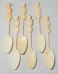 Lote com 6 delicadas e antigas colheres chinesas em marfim ou osso, com figuras de Mandarins no cabo. Med. 11.5 cm.
