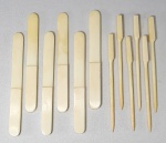 Lote com 12 peças, sendo 6 espátulas e seis espetos chineses em marfim ou osso. Med. 12 e 11 cm.