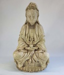 Escultura oriental de GUANYIN (Deusa da Compaixão) feita em material sintético branco. Med. 40 x 22 cm.