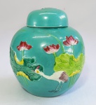 Antigo potiche 'ginger jar' em porcelana chinesa Sancai, no estilo do artista WANG BINGRONG ZUO. Decorado com plantas aquáticas e ave em relevo.  Med. 12 x 11 cm.