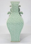 Vaso chines em porcelana com esmalte verde Celadon, decorado com relevos de treliças e dragões ao gosto arcaico. Alças no formato de dragões KUI.  Marca azul no fundo. Altura 30 cm