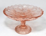 Antiga fruteira em vidro moldado na cor rosa. Início do séc.XX. Med. 12 x 21 cm. Ínfimo trincadinho na borda da base.