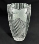 Antigo vaso em cristal moldado, canelado e detalhes foscos. Borda recortada e detalhes de flores. Med. 20 x 12 cm.
