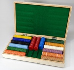 Caixa em madeira com fichas para roleta ou poker, constando de 772 unidades. Medida da caixa: 42 x 26 x 07 cm.