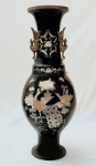 KOREA - Grande e antigo vaso em metal laqueado em preto decorado com aves e flores em aplicações de madrepérolas. Alças em metal dourado no formato de Fênix. Med. 66 cm. Algumas perdas.