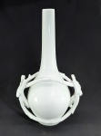 STUDIO A - GLOBAL VIEWS - Grande e elegante vaso contemporâneo em porcelana branca, decorado com alças no formato de galhos. Design exclusivo da grife. Med. 45 x 27 x 16 cm.