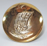 Pequena taça Japonesa para altar budista em metal folheado a ouro, tendo ao centro, relevo com barco mitológico. No fundo inscrição 24 K G.P e uma marca SS. Medida: 9 x 3 cm.
