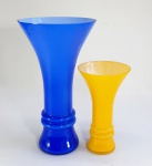 Par de vasos contemporâneos em vidro colorido nas cores azul e branco. Med. 29 e 22 cm. Menor com trincado no bojo.
