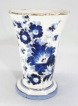 ZAPPI - Vaso em porcelana e pintura de flores azuis. Detalhes dourados. Med. 20 x 14 cm