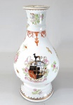 Vaso em porcelana chinesa Companhia das Índias brasonada, Séc.XIX. Borda colada. Med. 37 x 18 cm.
