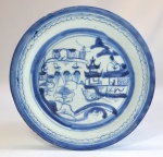 Antigo prato raro grande em porcelana de CANTON azul e branca, decorado com paisagens e pagodes. Séc.XVIII/XIX. Med. 25 cm. (pq. restauros na borda e fio de cabelo)