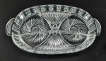 BOHEMIA - Petisqueira oval e com 3 divisórias em lesado cristal com farta decoração. Medida 37 cm x 22 cm.