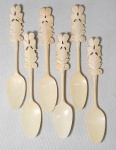 Seis colherinhas para café em marfim chinês com peixe dourado estilizado no cabo. Med. 11.5 cm