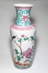Antigo vaso em porcelana chinesa, esmaltes Família Rosa, decorado com flores, pássaros e insetos. SEM MARCA no fundo. Decoração e esmaltes compatíveis com período GUANGXU Cerca de 1900 a 1920. Altura 24 cm.