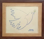 PABLO PICASSO (1881 - 1973) "La Colombe Bleue" (Blue Dove), 1961" Litogravura realizada por MOURLOT em tiragem limitada, assinada na matriz no c.i.d., Med. 65 x 50 cm. (Desta tiragem, apenas 200 levaram assinatura a lápis pelo artista). Moldura em Jacarandá. Medida total: 65 x 75 cm.  DESCRIÇÃO HISTÓRICA -----> Criada para anunciar o Congrès national du mouvement de la paix realizado em Issy-Les-Moulineaux, França, em março de 1962. Embora tenha sido criada há mais de 50 anos, esta imagem mantém seu impacto, uma característica fundamental de uma obra de arte duradoura. Exposta de 10 a 11 de março de 1962, esta obra foi realizada a partir da imagem de um desenho intitulado A Pomba Azul, e leva a data dessa obra: 28 de dezembro de 1961. Este trabalho é da edição 'avant la lettre'. Esta tiragem de litogravura da pomba da paz, consta no catálogo rasonné do artista, assim como o desenho que deu origem a ela.  