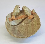 Bowl em porcelana grés (pasta dura) no formato de fonte com viola e pássaros. Med. 15 x 12 x 12 cm.