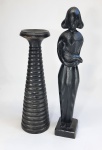 Lote com duas peças em madeira, sendo um castiçal africano com corpo anelado e uma escultura 'Maternidade' de autor não identificado. Med. 42 cm