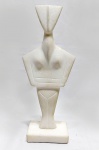 Escultura Modernista em mármore branco. Séc.XX. Sem assinatura. Med. 27cm
