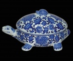 Grande sopeira oriental em forma de tartaruga com rica policromia azul com florais e guirlandas encimada por tampa com puxador em forma de pequena tartaruga. Medida 37x25cm.