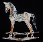 Cavalo de balanço oriental em madeira ricamente trabalhada e ricamente policromada. Medida 36x38cm.