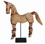 Espetacular e imponente cavalo de madeira com patas articuladas que se movimentam, além de ricos trabalhos de entalhe e policromia, tudo suspenso em pedestal. Medida 57x50cm.