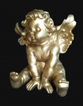 Grande e espetacular anjo estilo barroco em espessa resina de qualidade na cor ouro. Medida 40x45cm.