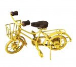 Grande bicicleta decorativa em ferro, sendo o acento e punhos do guidom em madeira. Medida 17x27cm.
