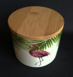 Pote de porcelana com bela tampa feita de bambu, ostentando imagem de flamingo. Apresenta fios de  cabelo. Medida 9x10 cm