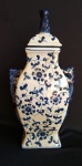 Magnífico potiche com tampa e alças em porcelana oriental azul e branca ao melhor estilo Ming. Medida 40 cm de altura.