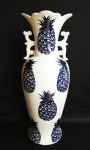 Enorme vaso em cerâmica pintada com figuras de abacaxi. MEDIDA 60 cm de altura. NÃO PODE SER ENVIADA POR CORREIOS.