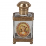 Belo perfumeiro em vidro e adornos em metal dourado com imagem central de época. Medida 12cm de altura.