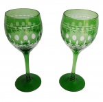 Par de taças para vinho com rico trabalho e lindo tom verde.