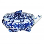 Espetacular recipiente em porcelana oriental na forma de tartaruga com policromia azul de florais e guirlandas ostentando bela tampa com puxador na forma de sapo . Medida 25x15cm.