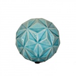 Esfera de porcelana com acabamentos geométricos e rica policromia. Medida 10 cm de diâmetro.
