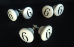 Lote com 6(seis) puxadores de porcelana com número "6".