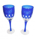 Taças grandes para aperitivos com ricos lapidados e belíssimo tom azul. Medida 5,5 cm de diâmetro e 17 cm de altura.