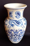 Belíssimo vaso de porcelana oriental com rica policromia em azul. Medida 25 cm de altura.