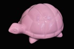 Pequena tartaruga decorativa em porcelana na cor pink.