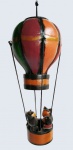 Espetacular e diferente móbile todo em bloco de madeira representando gatos em balão. Medida 42 cm de altura.