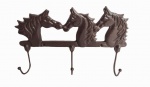 Belíssimo cabideiro modelo haras de três ganhos em ferro fundido com imagens de cavalos. Medida 18x32cm.