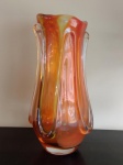 Belíssimo vaso de murano com corpo moldado, nos tons de laranja - mede 45 cm de altura.