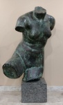 BRUNO GIORGI (Atribuído) - Escultura em bronze representando torso feminino, fixado em base de granito cinza.  medindo a base 15 x 21 x 21 e a escultura 60 cm de altura.